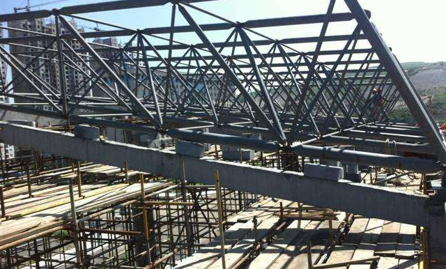 通辽简述网架公司的黑色压型钢板的吊装步履